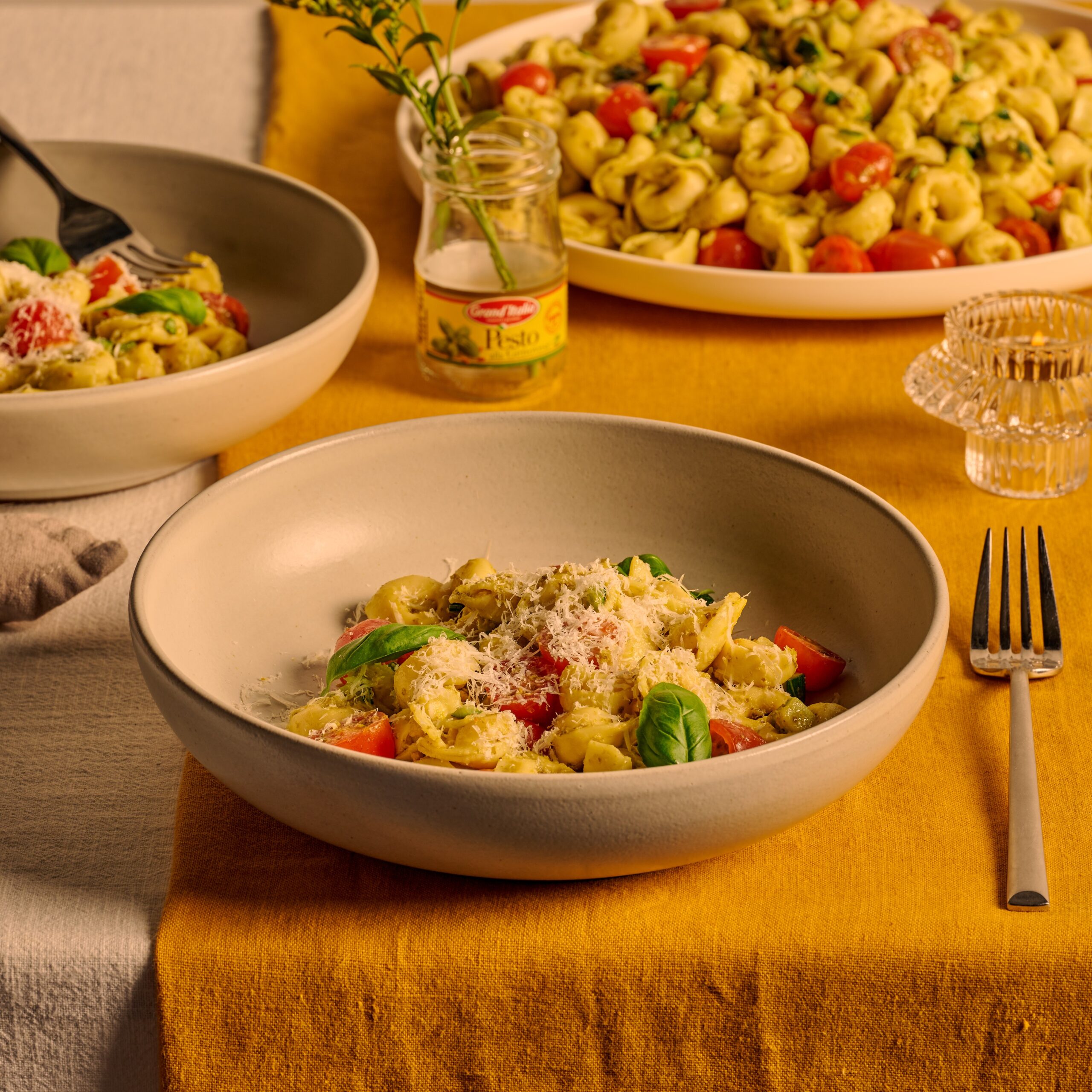 Pasta pesto tortellini met courgette en tomaat