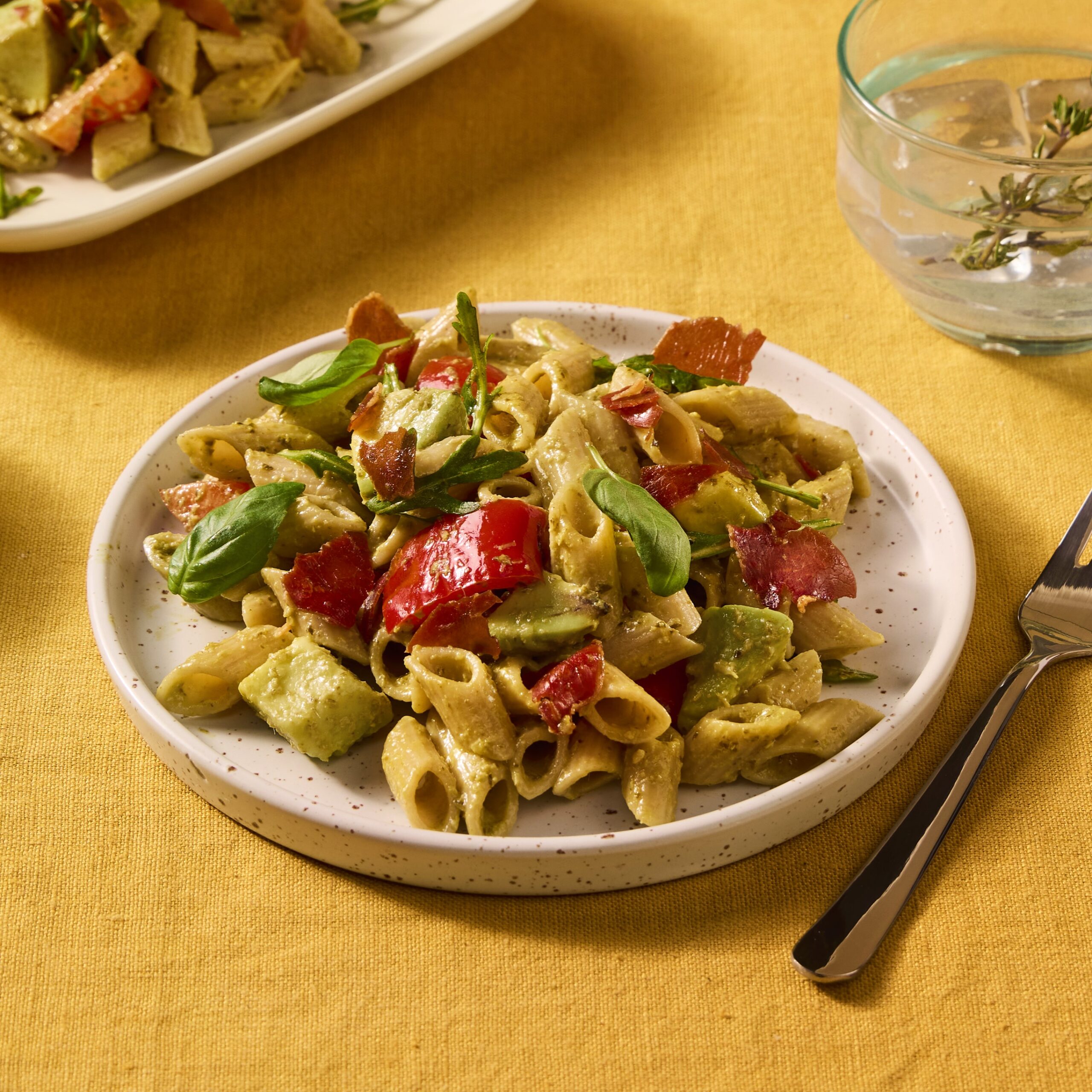 Pastasalade met avocado en romige groene pesto
