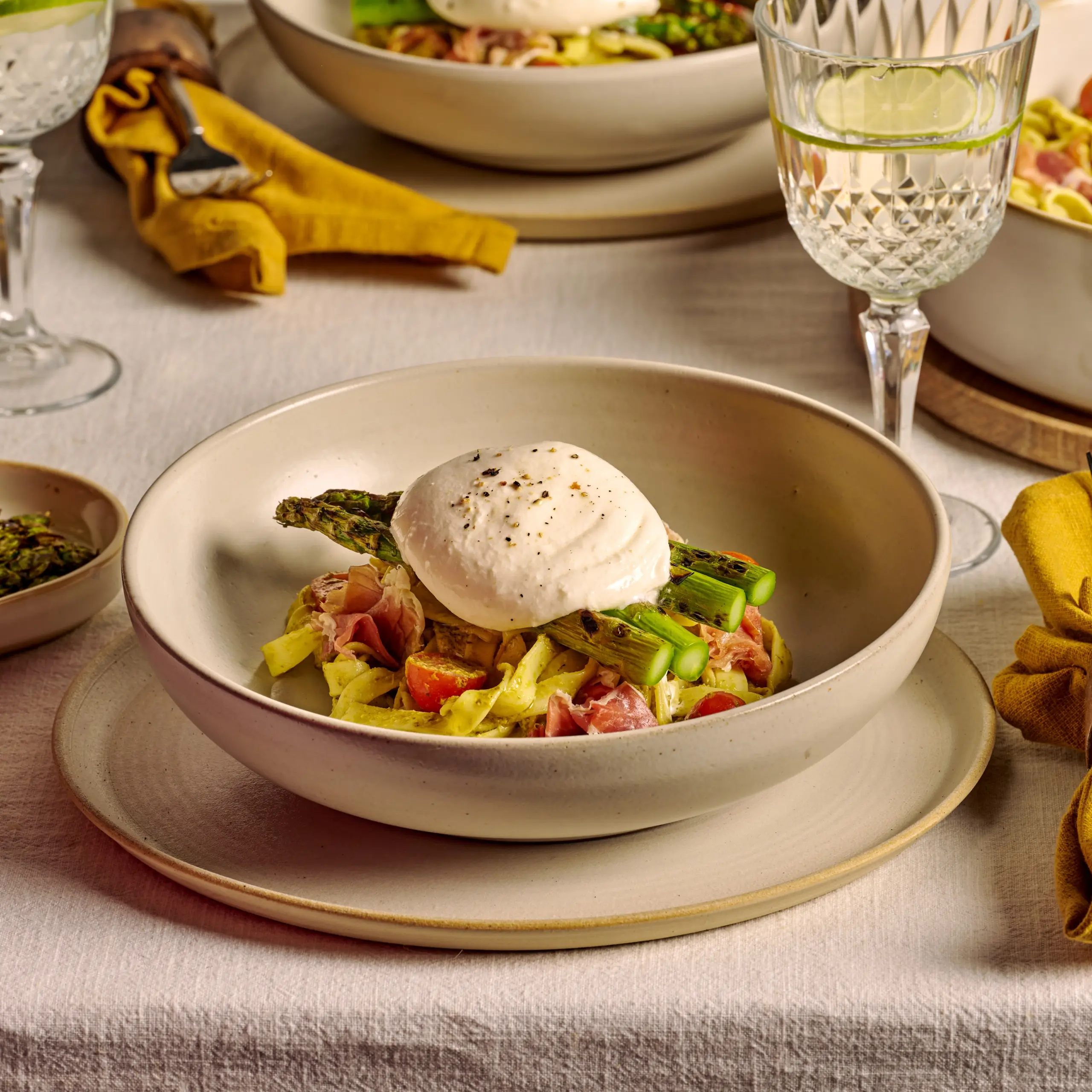 Pasta pesto met burrata en Parmaham