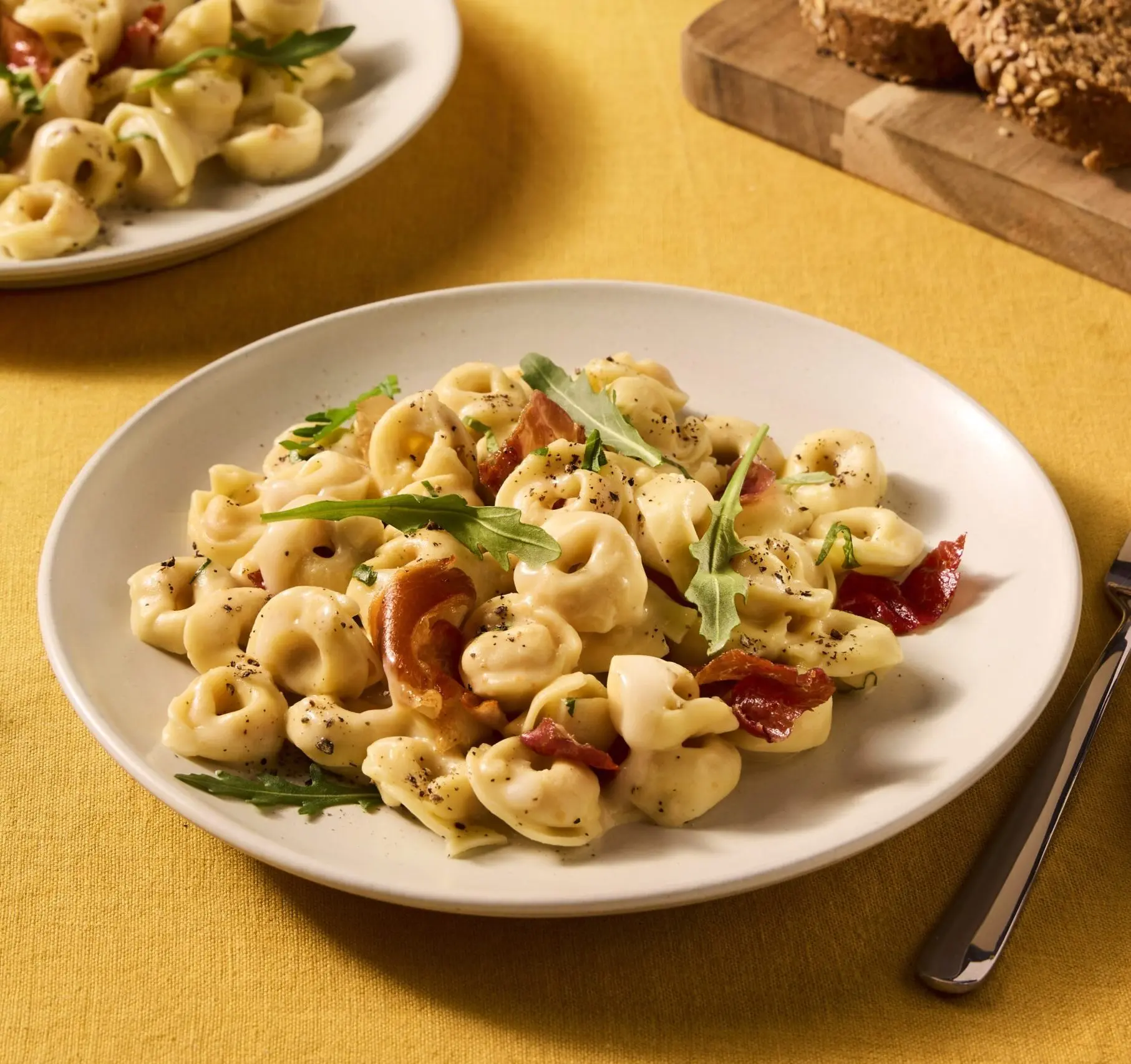 Tortellini met Romana roomsaus en krokante Parmaham