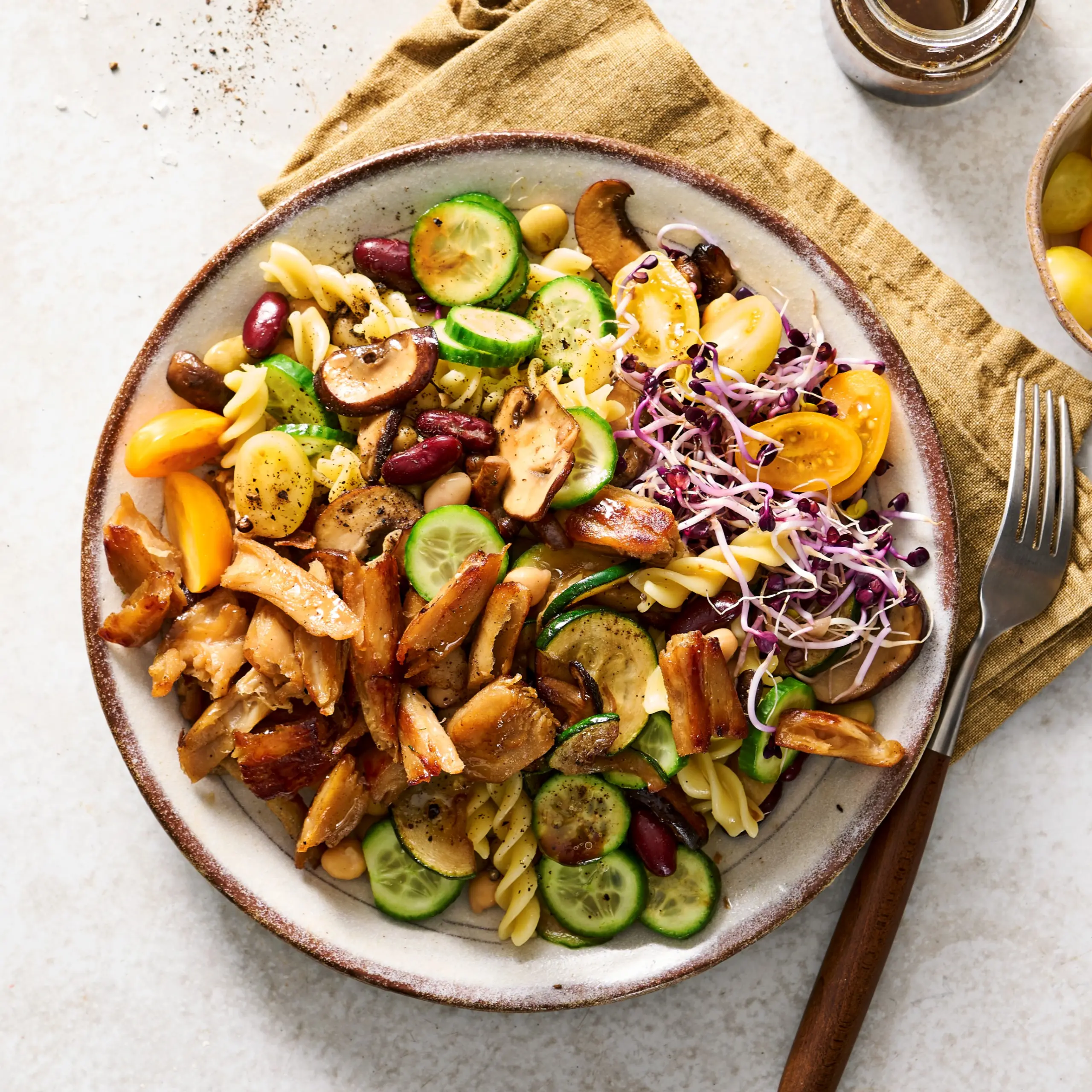 Vegan pastasalade met kipstuckjes