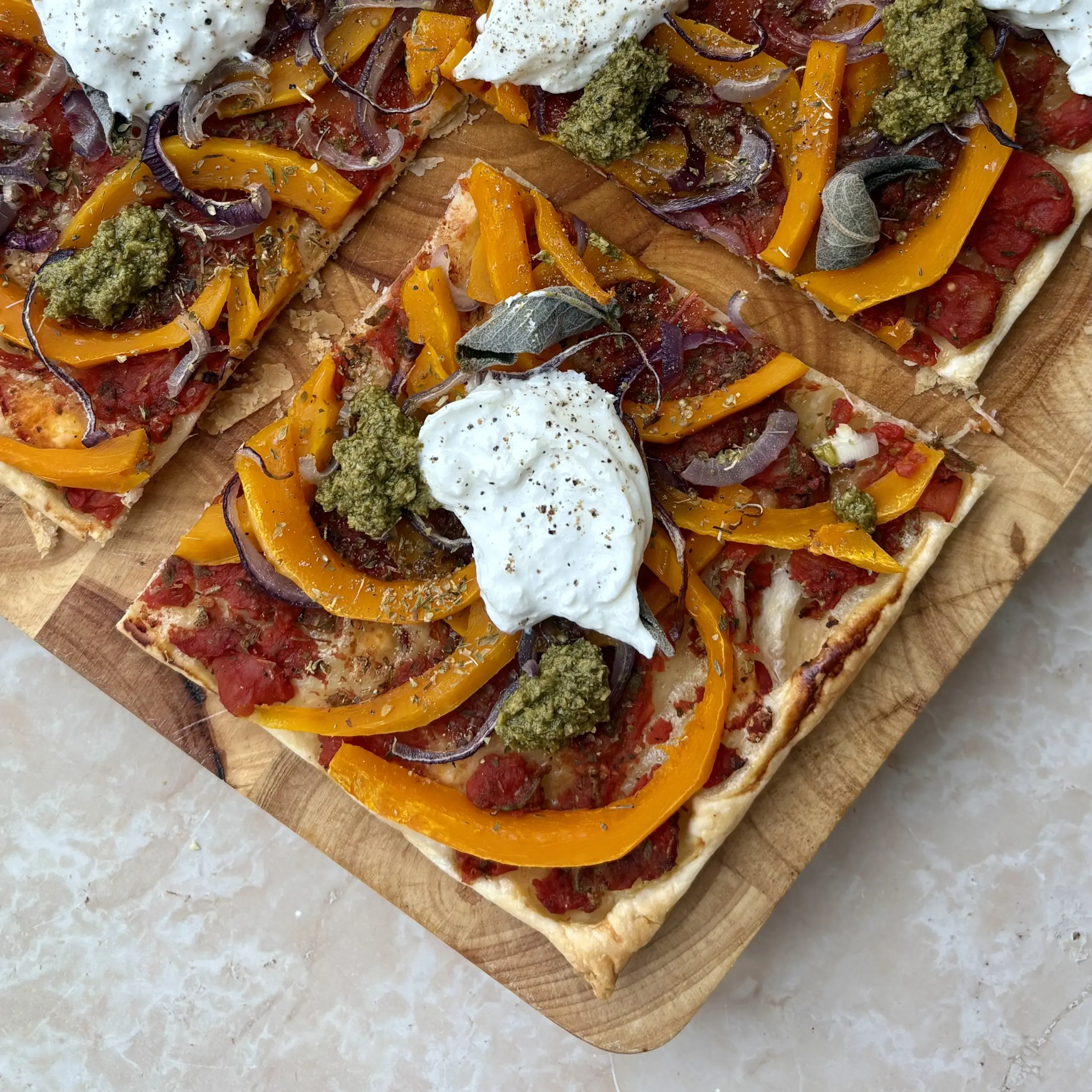 Plaattaart pompoen, pesto en burrata