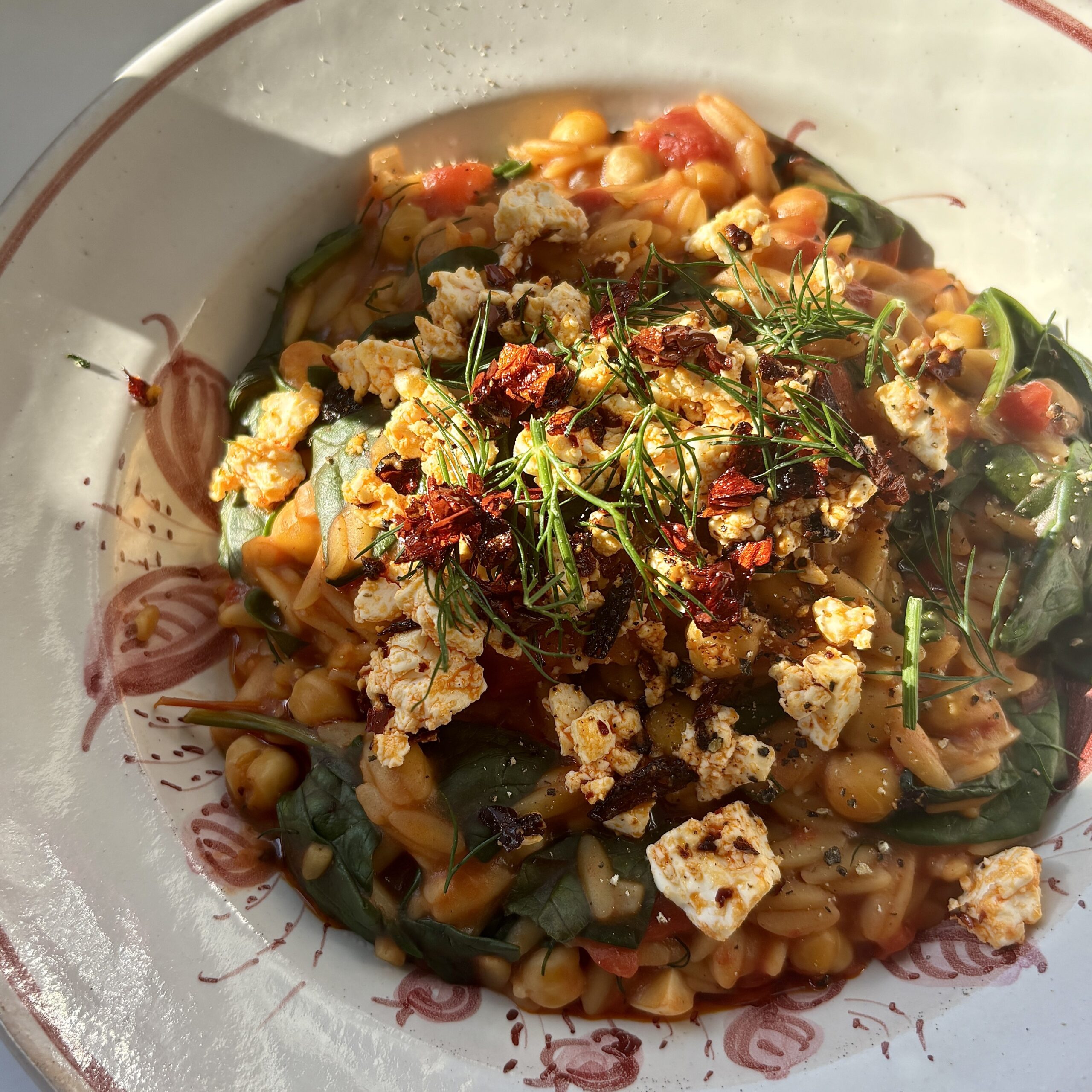 Vegetarisch crispy chili feta orzo recept