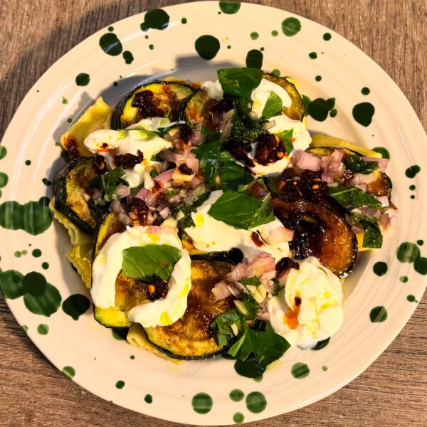 Gegrilde courgette salade met ravioli al tartufo en burrata Grand'Italia