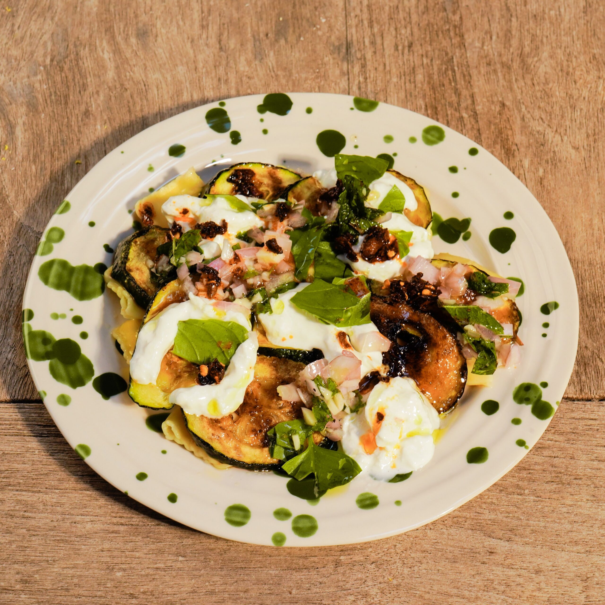 Salade met Ravioli al Tartufo, gegrilde courgette en burrata