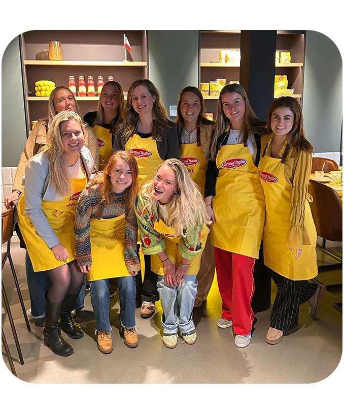 Een foto van Grand'Italia's influencer/food creator chefs, die op regelmatige basis heerlijke verrassende recepten ontwikkelen. De dames dragen allemaal een geel Grand'Italia schort. De foto is genomen in 2025 tijdens de kick-off lunch voor de samenwerking.