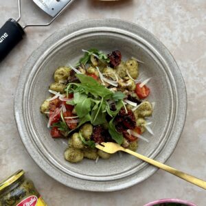 Recept pesto gnocchi aubergine Aan tafel bij Jannie x Grand'Italia