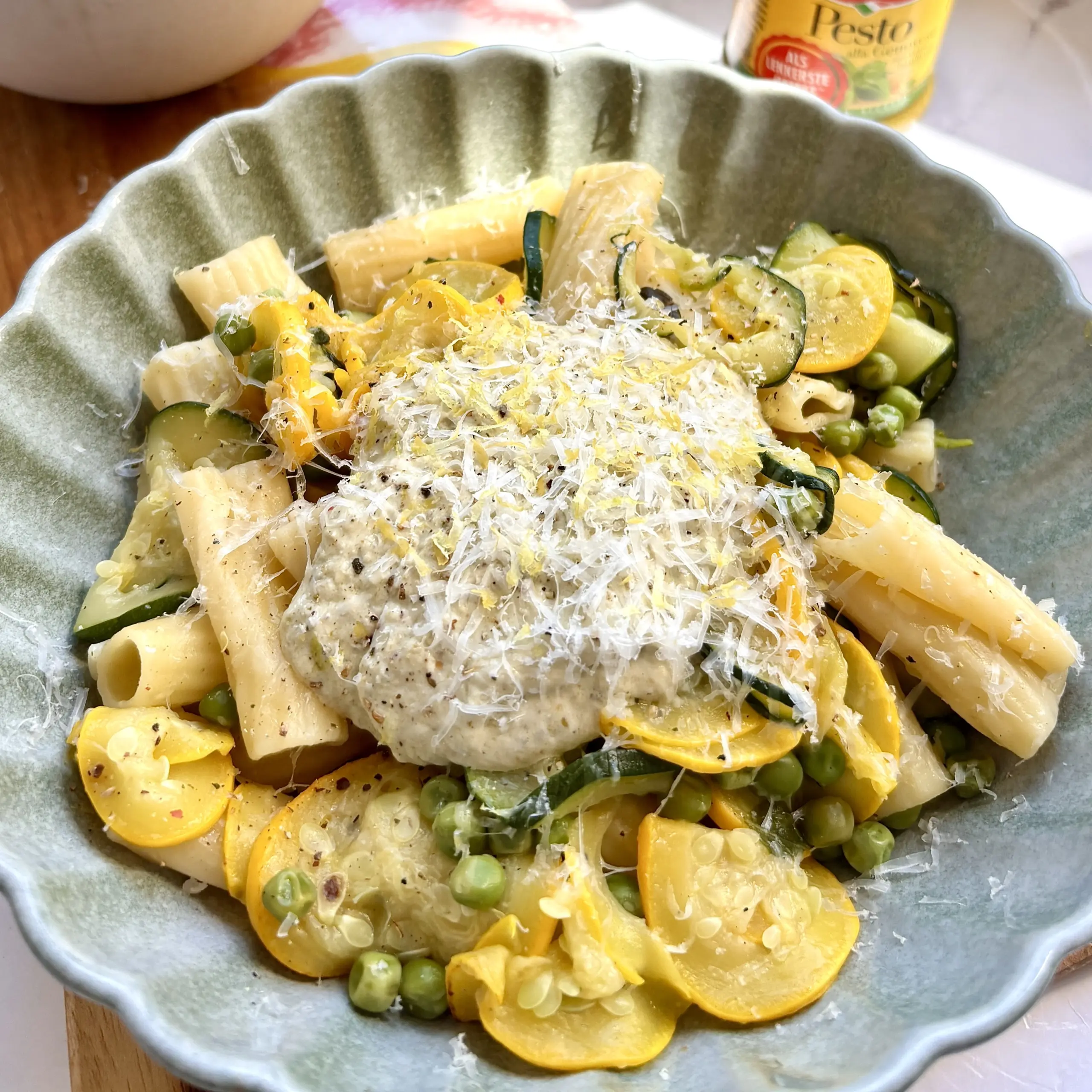 Rigatoni met whipped ricotta pesto en courgette