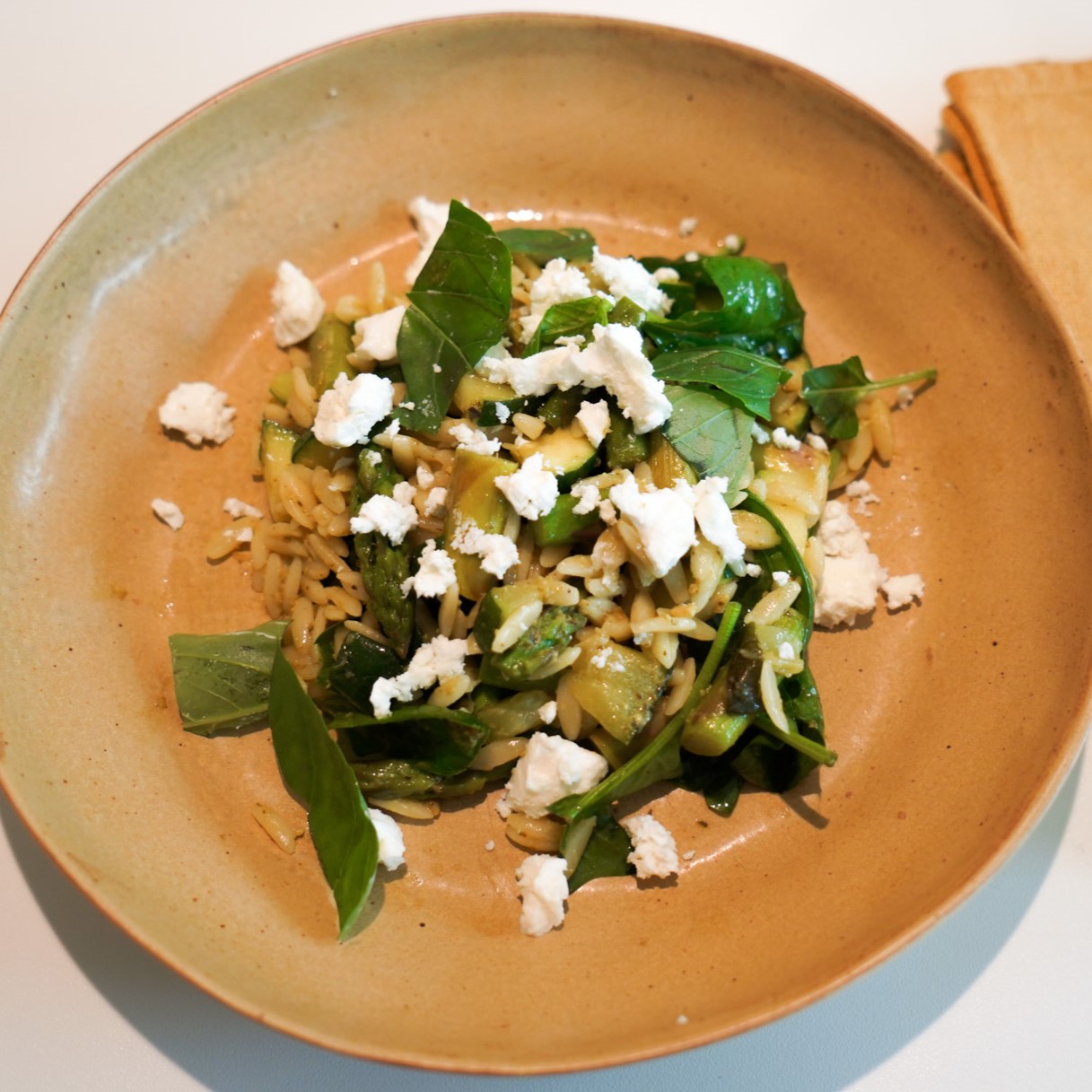 Makkelijke orzo spinazie asperge salade
