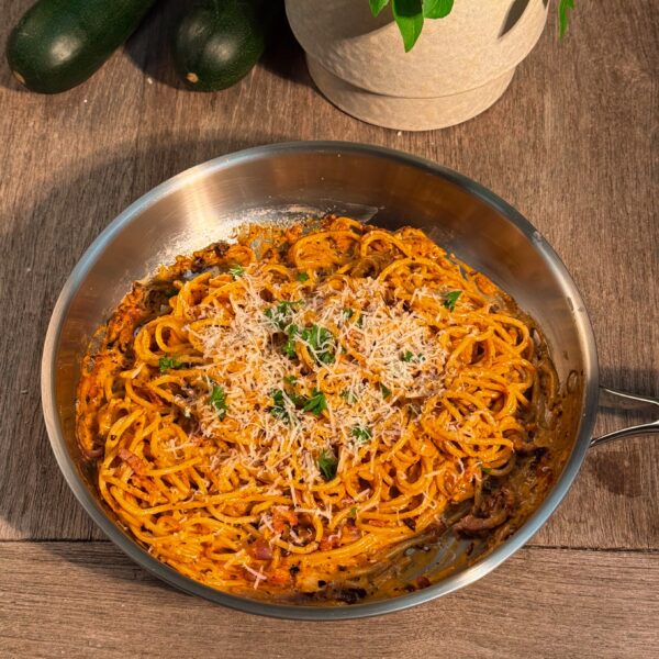 Recept Romige spaghetti met chili-olie, rode ui en spekjes Grand'Italia