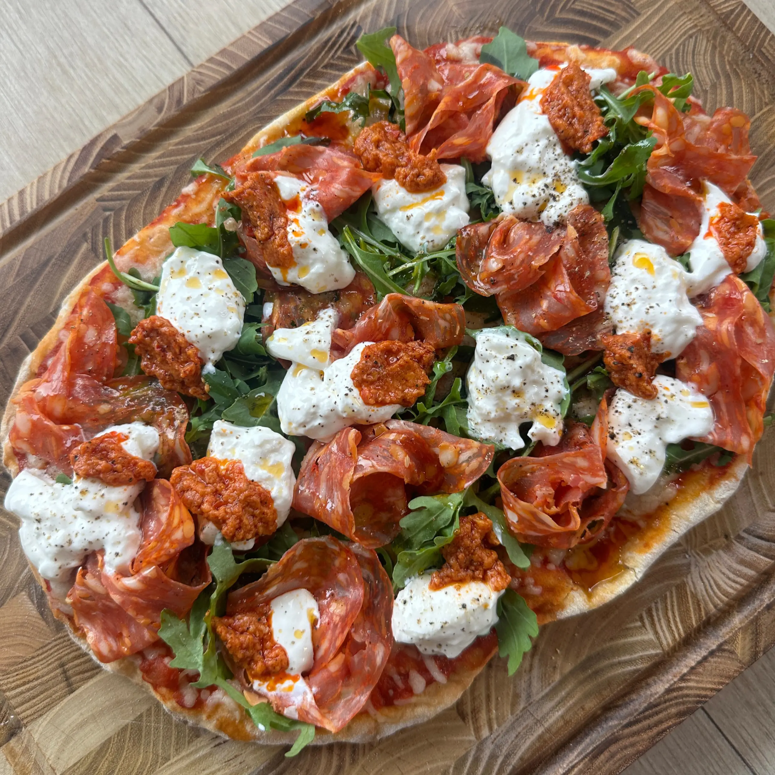 Pittige pinsa salami met burrata en Pesto Piccante