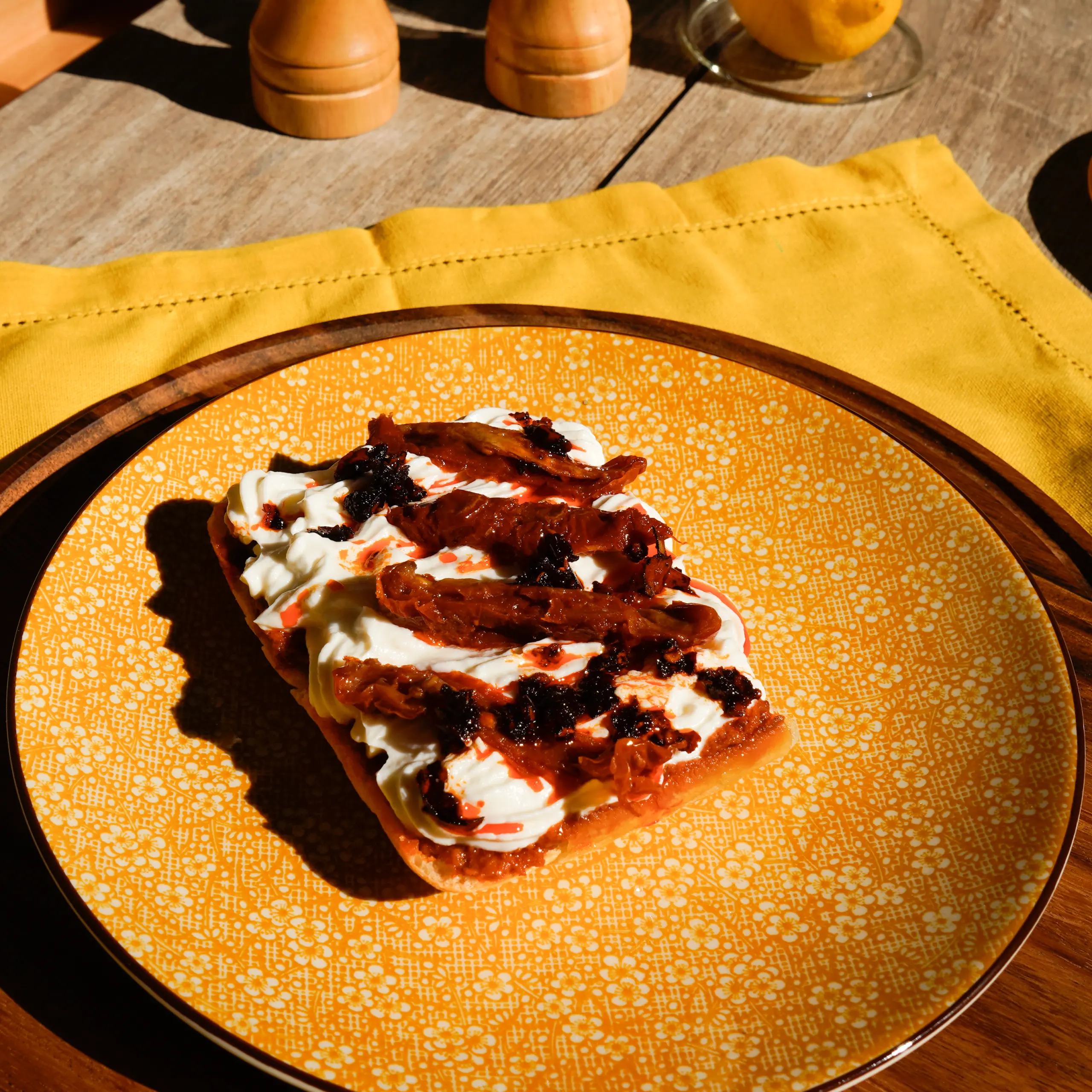Whipped ricotta pesto toast met pistache pesto