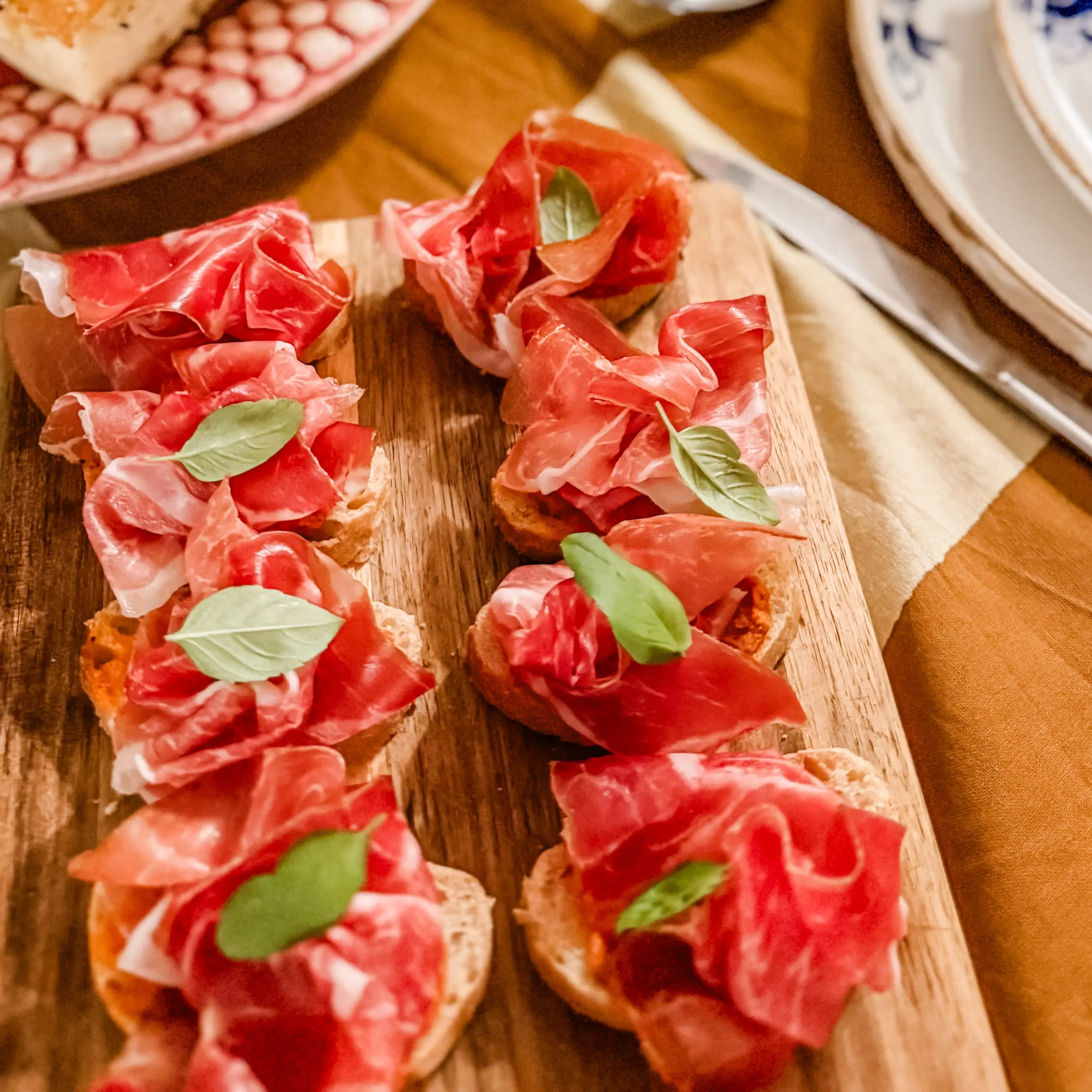 Bruschetta met Pesto Piccante en prosciutto
