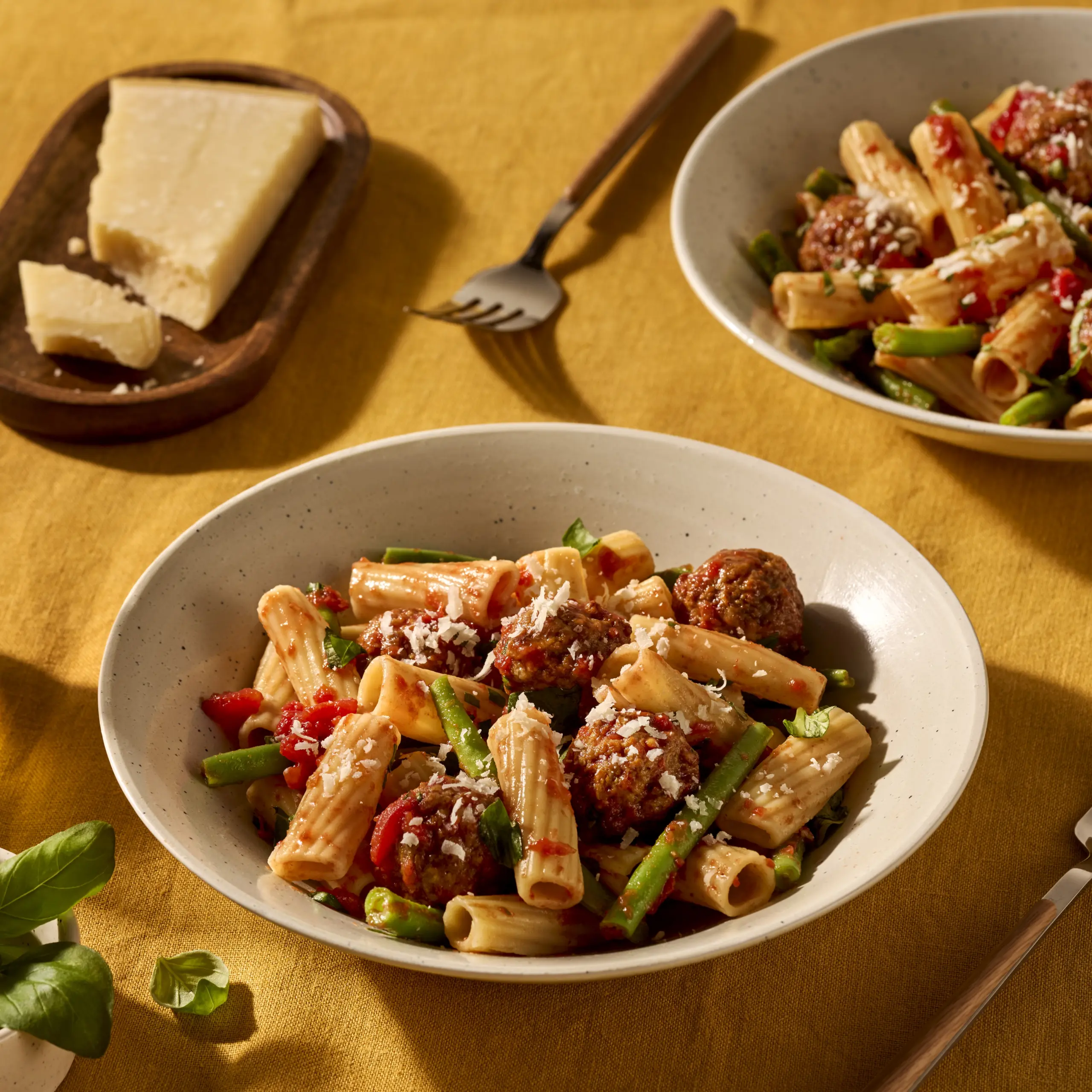 Rigatoni pasta met kipgehaktballetjes en sperziebonen