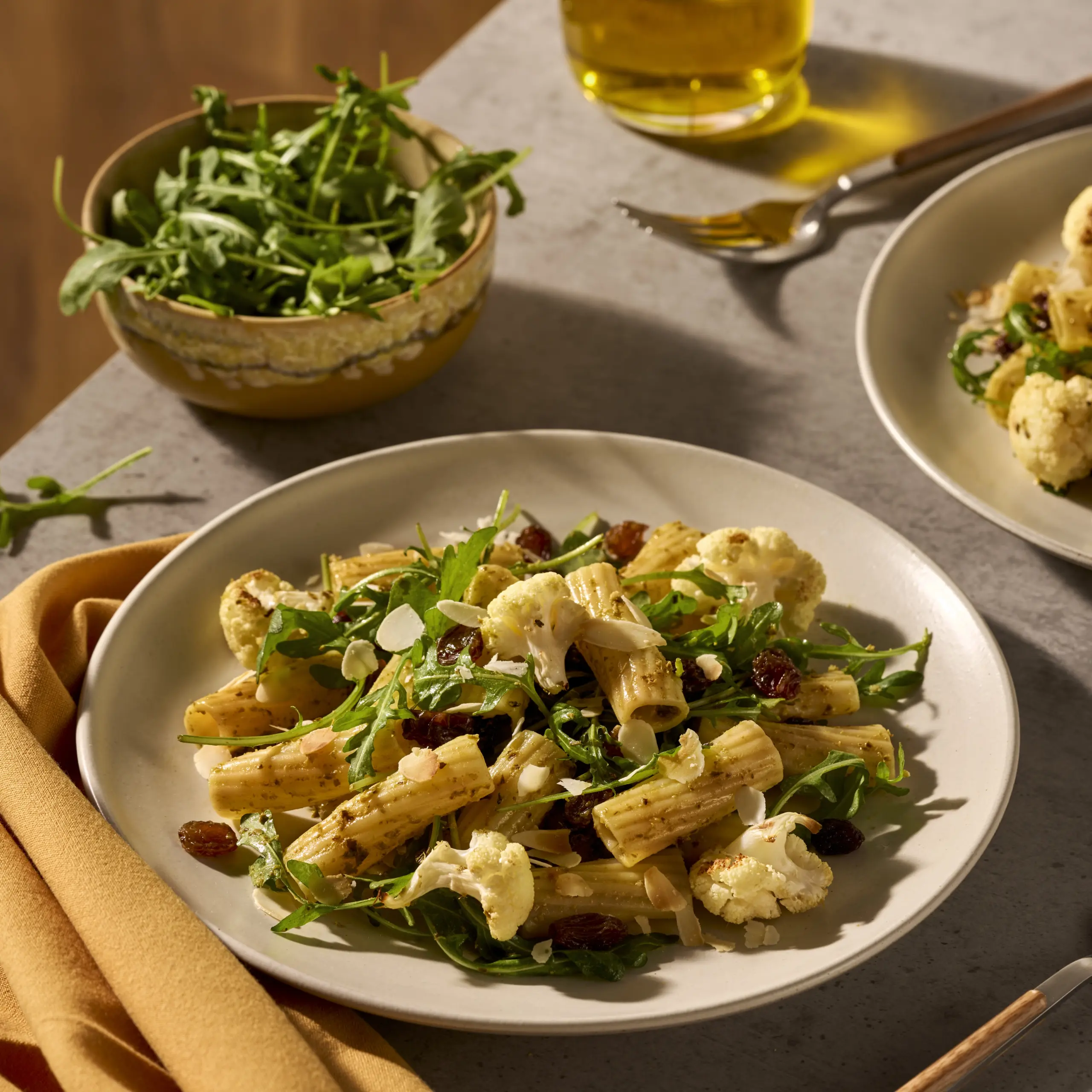 Rigatoni pasta pesto met geroosterde bloemkool