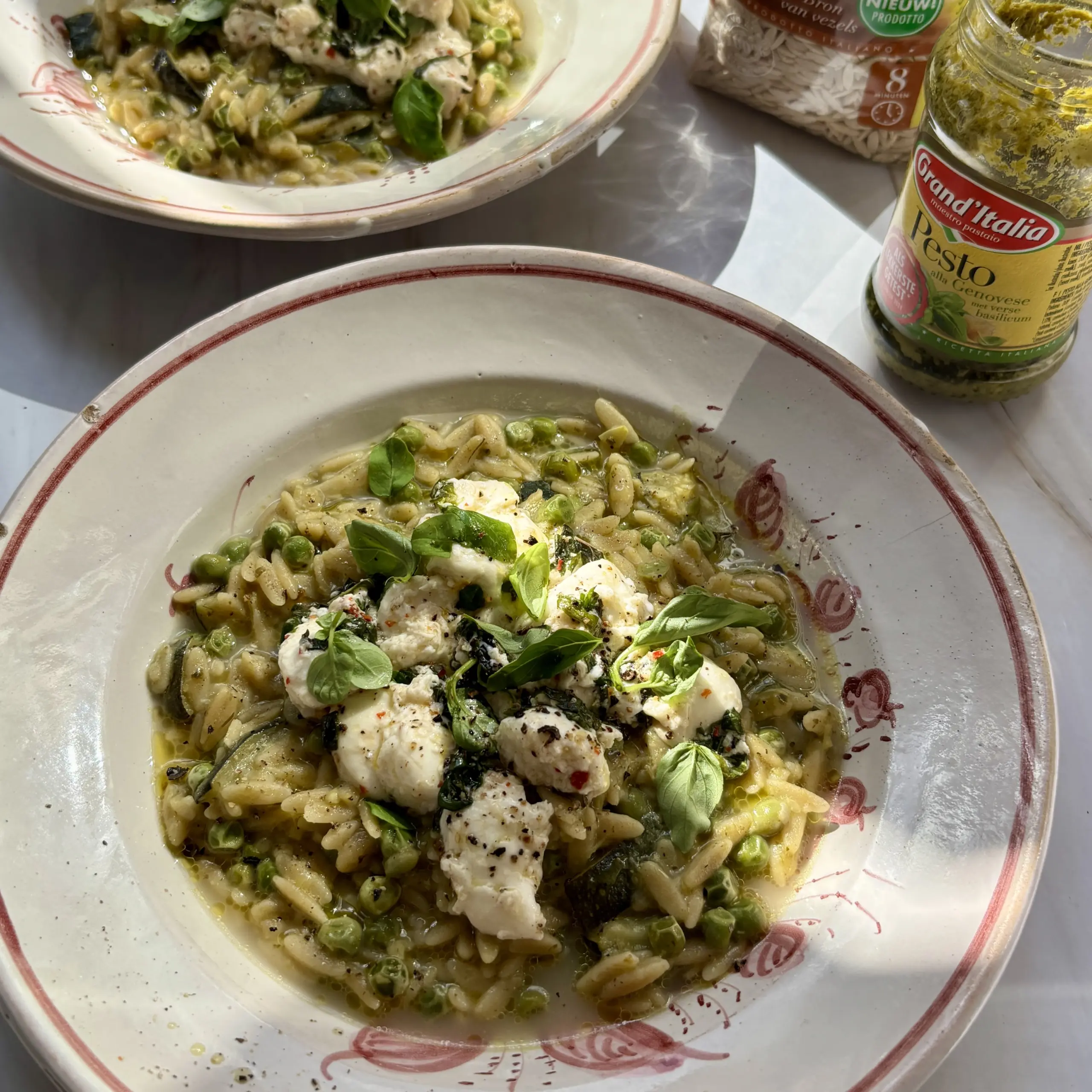 Volkoren orzo met courgette en gemarineerde mozzarella