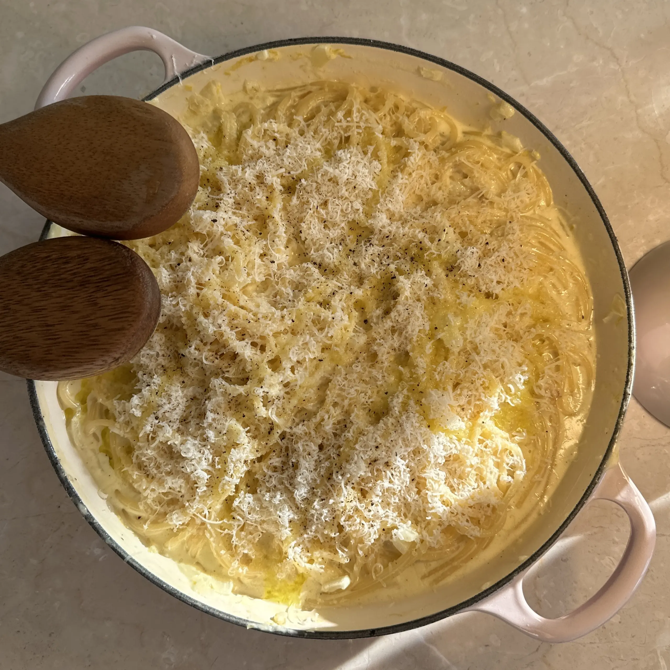 Romige frisse citroen linguine pasta