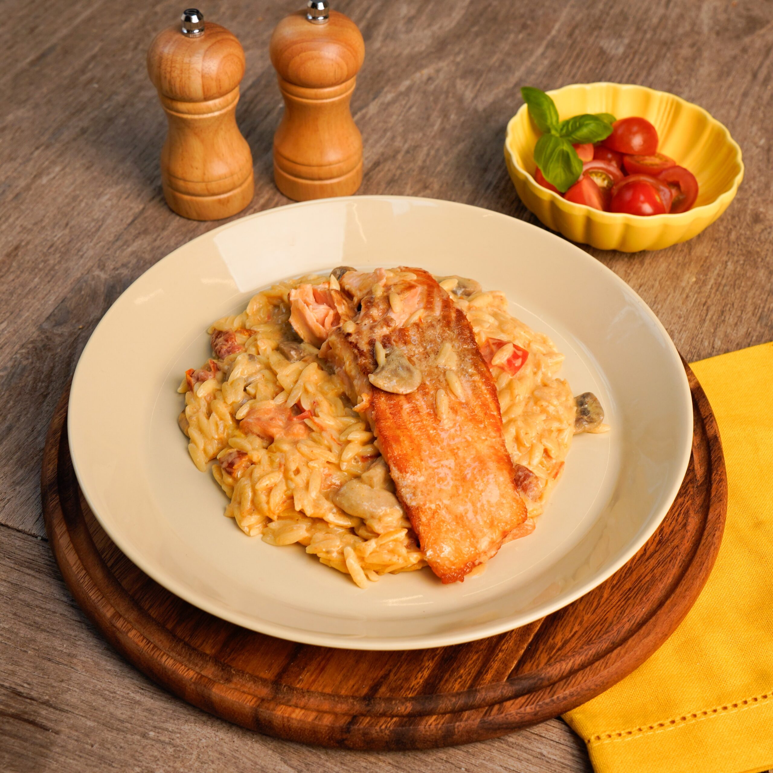 Romige orzo met zalm en zongedroogde tomaat