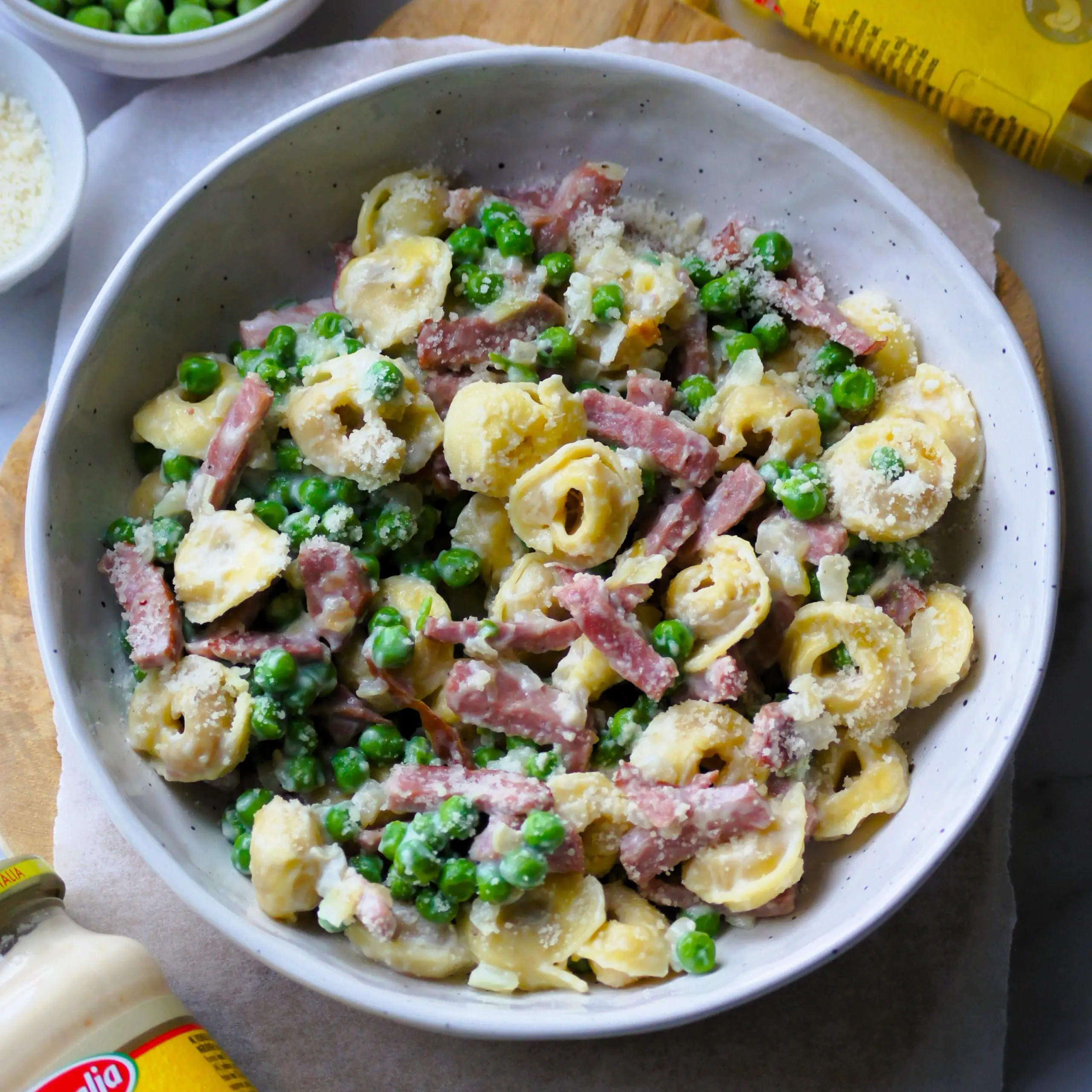Romige tortellini pasta met erwtjes en kalkoen