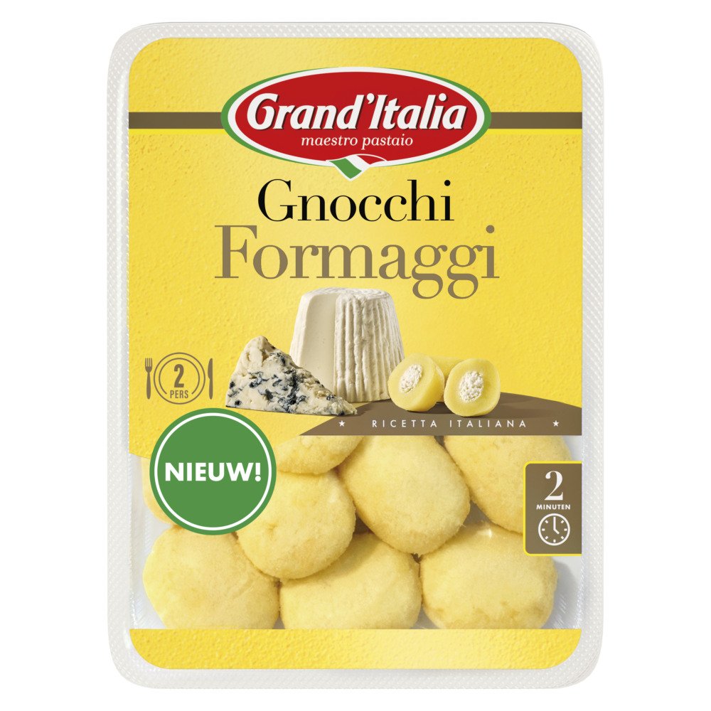 Afbeelding van de verpakking van Grand'Italia Gnocchi Formaggi, een gevulde gnocchi met ricotta en gorgonzola. Op de voorkant van de verpakking zijn de ingrediënten te zien, incl. het rode Grand'Italia logo. Er is een venster in de verpakking, waar doorheen je de gevulde gnocchi kunt zien.
