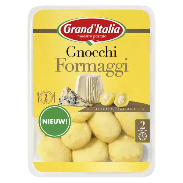 Afbeelding van de verpakking van Grand'Italia Gnocchi Formaggi, een gevulde gnocchi met ricotta en gorgonzola. Op de voorkant van de verpakking zijn de ingrediënten te zien, incl. het rode Grand'Italia logo. Er is een venster in de verpakking, waar doorheen je de gevulde gnocchi kunt zien.