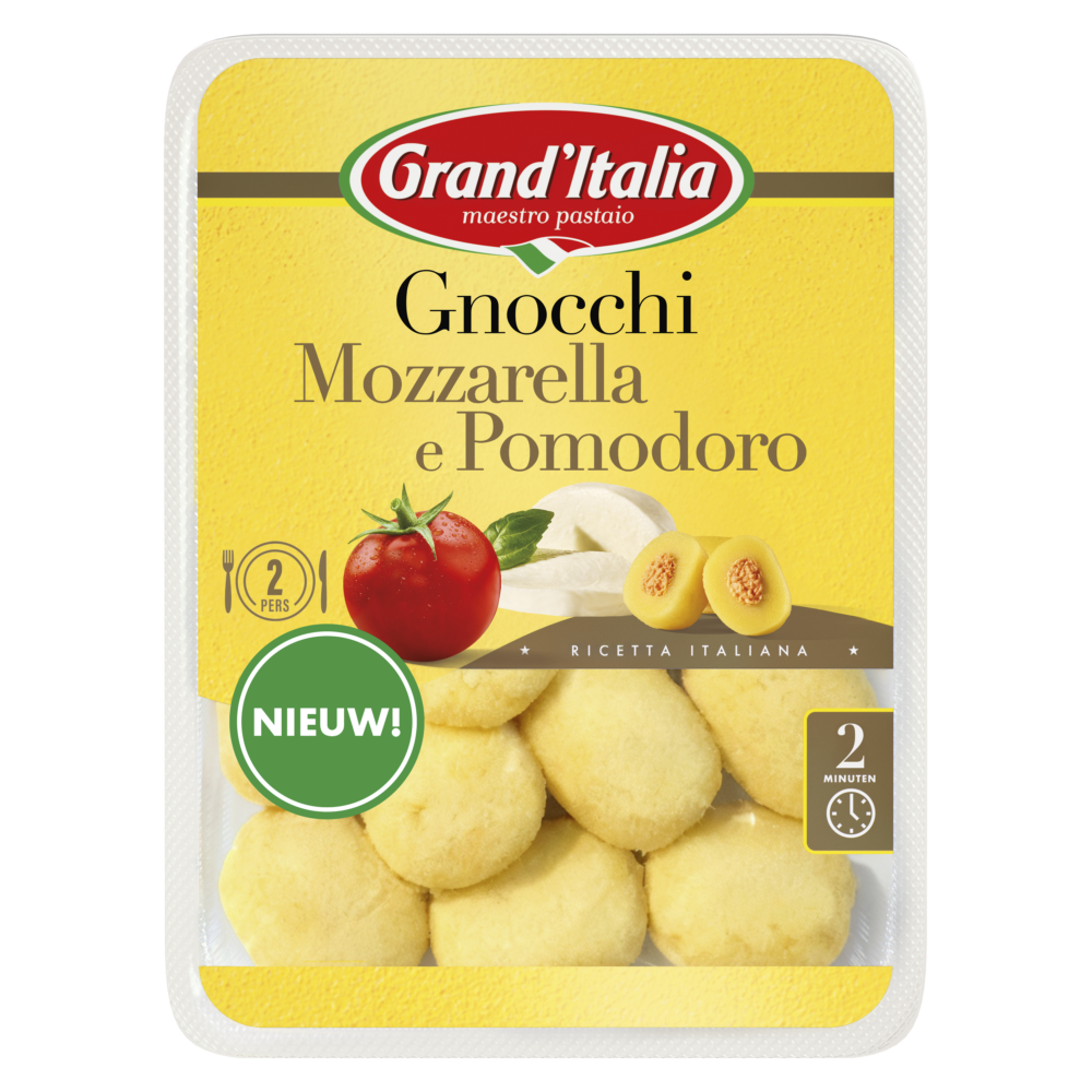 Afbeelding van de verpakking van Grand'Italia Gnocchi Mozzarella e Pomodoro, een gevulde gnocchi met mozzarella, tomaat en een vleugje basilicum. Op de voorkant van de verpakking zijn de ingrediënten te zien, incl. het rode Grand'Italia logo. Er is een venster in de verpakking, waar doorheen je de gevulde gnocchi kunt zien.