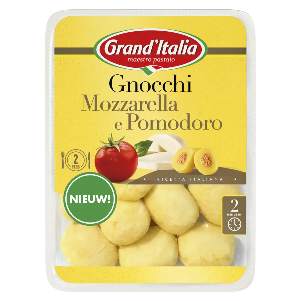Afbeelding van de verpakking van Grand'Italia Gnocchi Mozzarella e Pomodoro, een gevulde gnocchi met mozzarella, tomaat en een vleugje basilicum. Op de voorkant van de verpakking zijn de ingrediënten te zien, incl. het rode Grand'Italia logo. Er is een venster in de verpakking, waar doorheen je de gevulde gnocchi kunt zien.