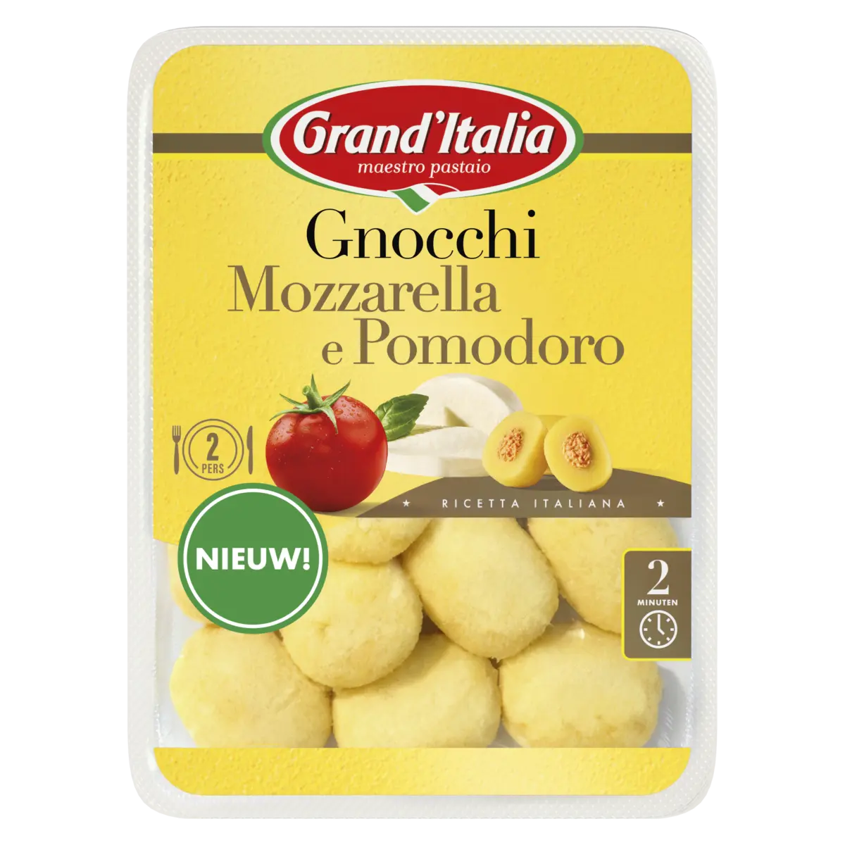 Afbeelding van de verpakking van Grand'Italia Gnocchi Mozzarella e Pomodoro, een gevulde gnocchi met mozzarella, tomaat en een vleugje basilicum. Op de voorkant van de verpakking zijn de ingrediënten te zien, incl. het rode Grand'Italia logo. Er is een venster in de verpakking, waar doorheen je de gevulde gnocchi kunt zien.
