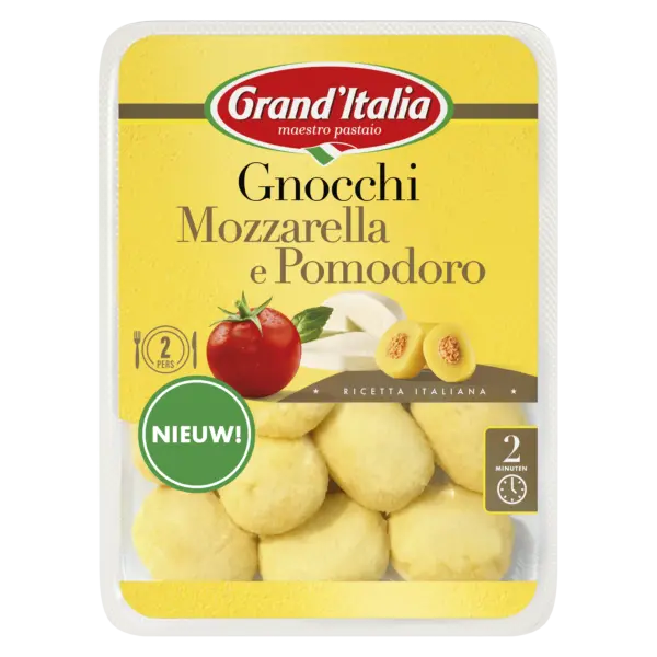 Afbeelding van de verpakking van Grand'Italia Gnocchi Mozzarella e Pomodoro, een gevulde gnocchi met mozzarella, tomaat en een vleugje basilicum. Op de voorkant van de verpakking zijn de ingrediënten te zien, incl. het rode Grand'Italia logo. Er is een venster in de verpakking, waar doorheen je de gevulde gnocchi kunt zien.