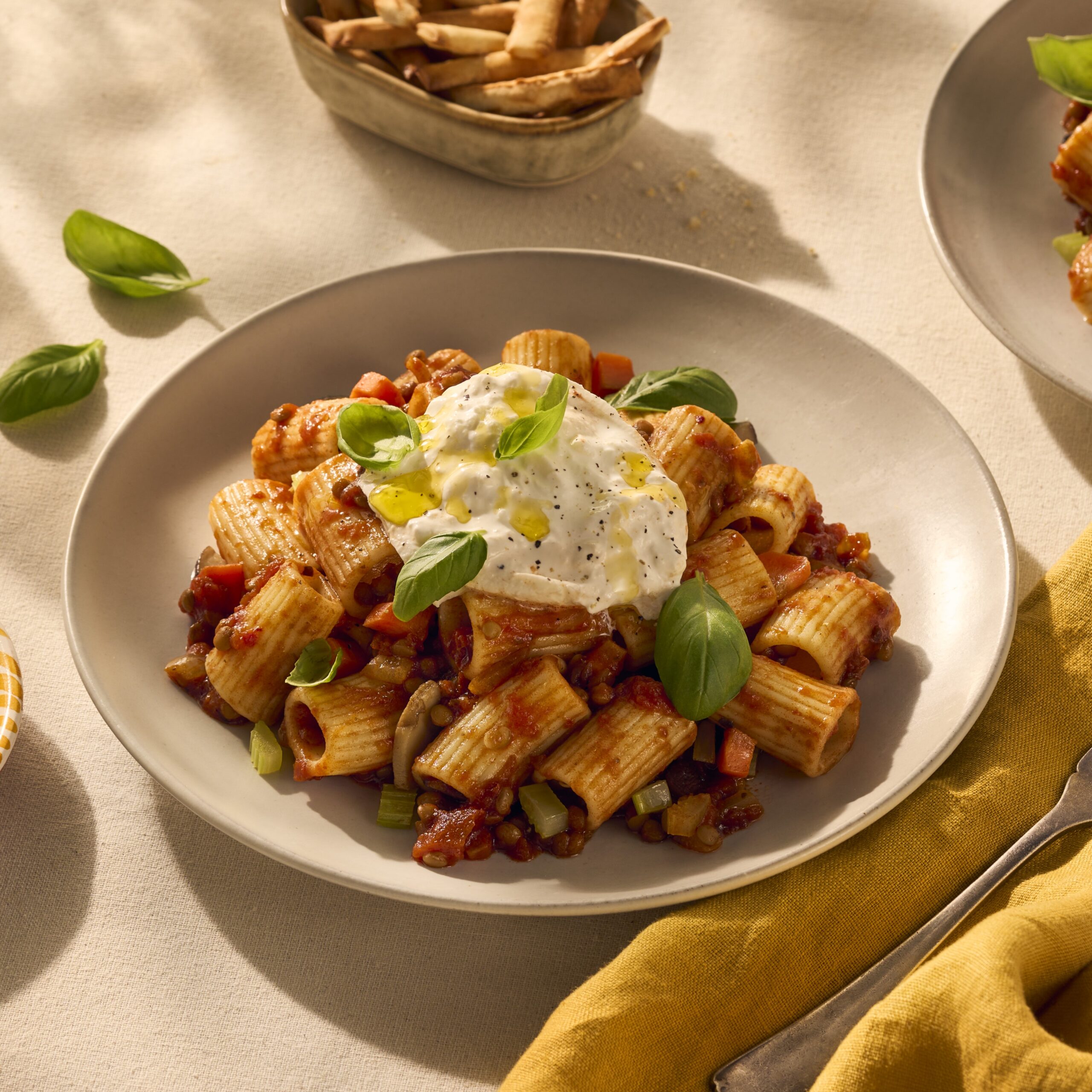 Mezzi Rigatoni met vegetarische bolognese en burrata