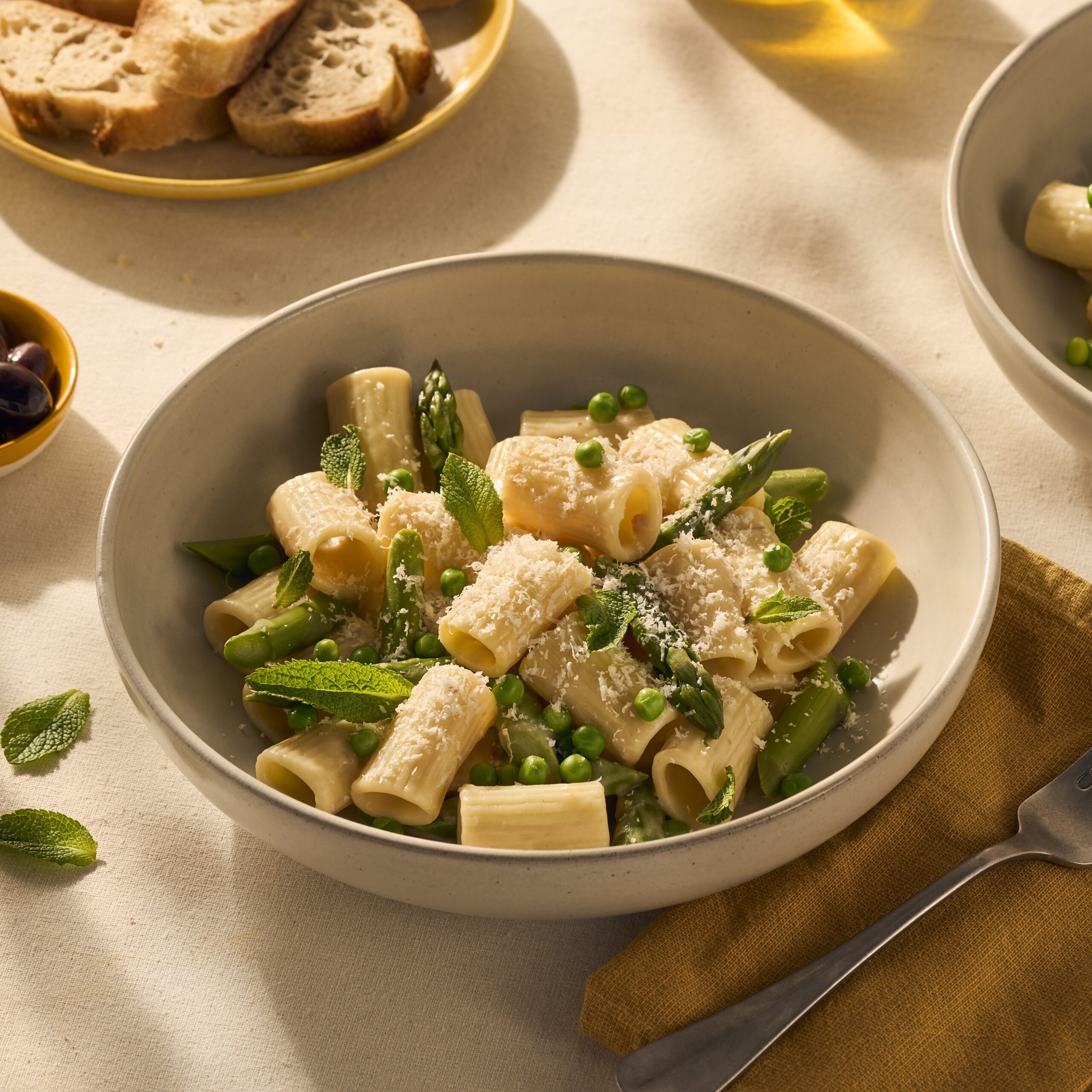 Mezzi Rigatoni carbonara met groene asperges