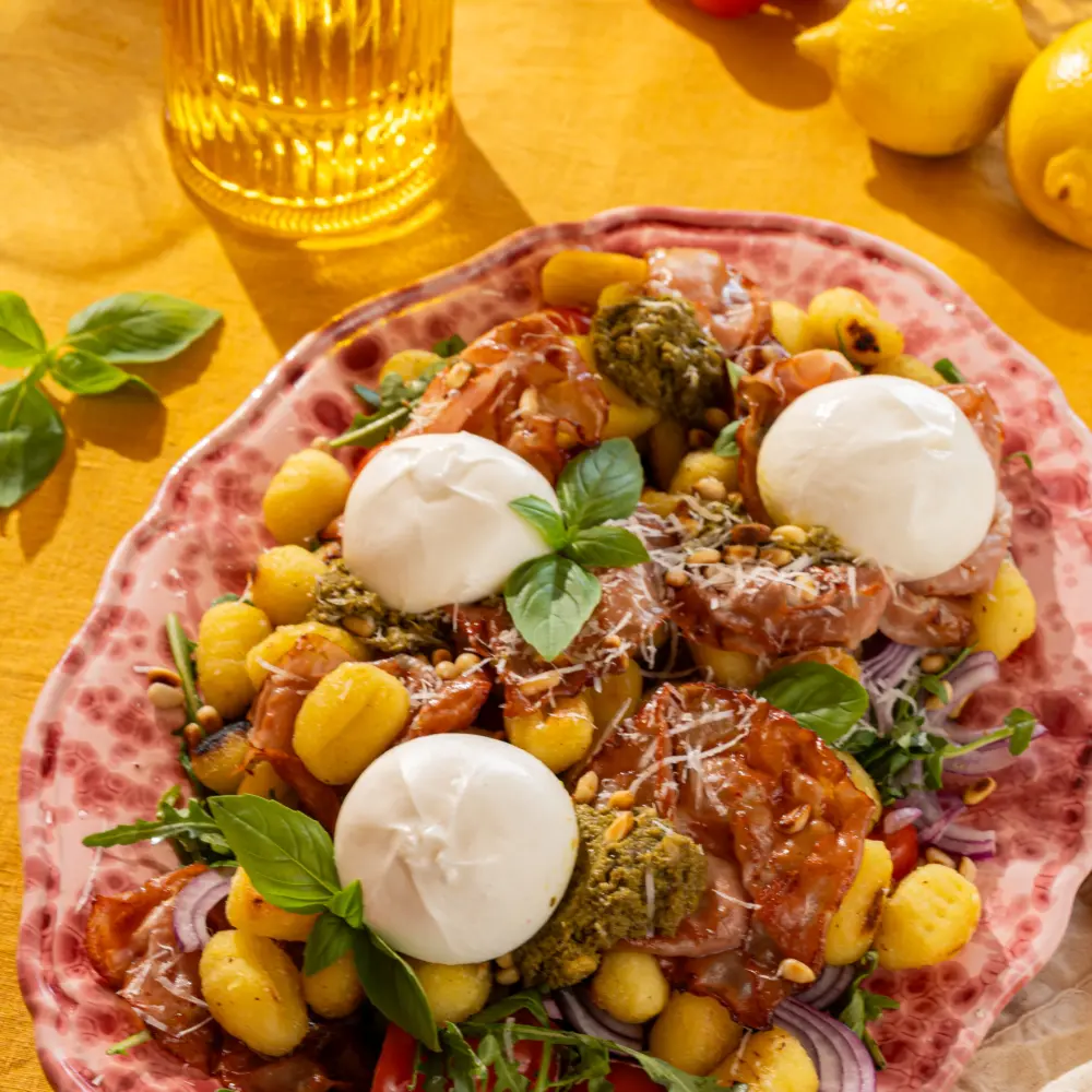 Recept crispy gnocchi salade met pesto en burrata