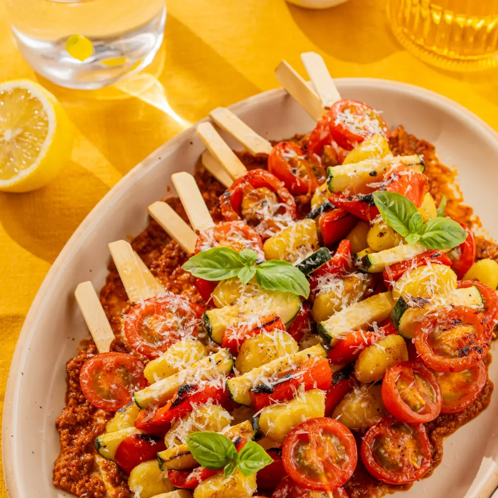 Recept BBQ gnocchi spiesjes met courgette en pesto rosso